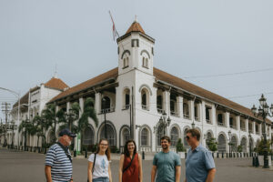 Kota Lama Semarang dengan turis - sumber foto Metro Park View